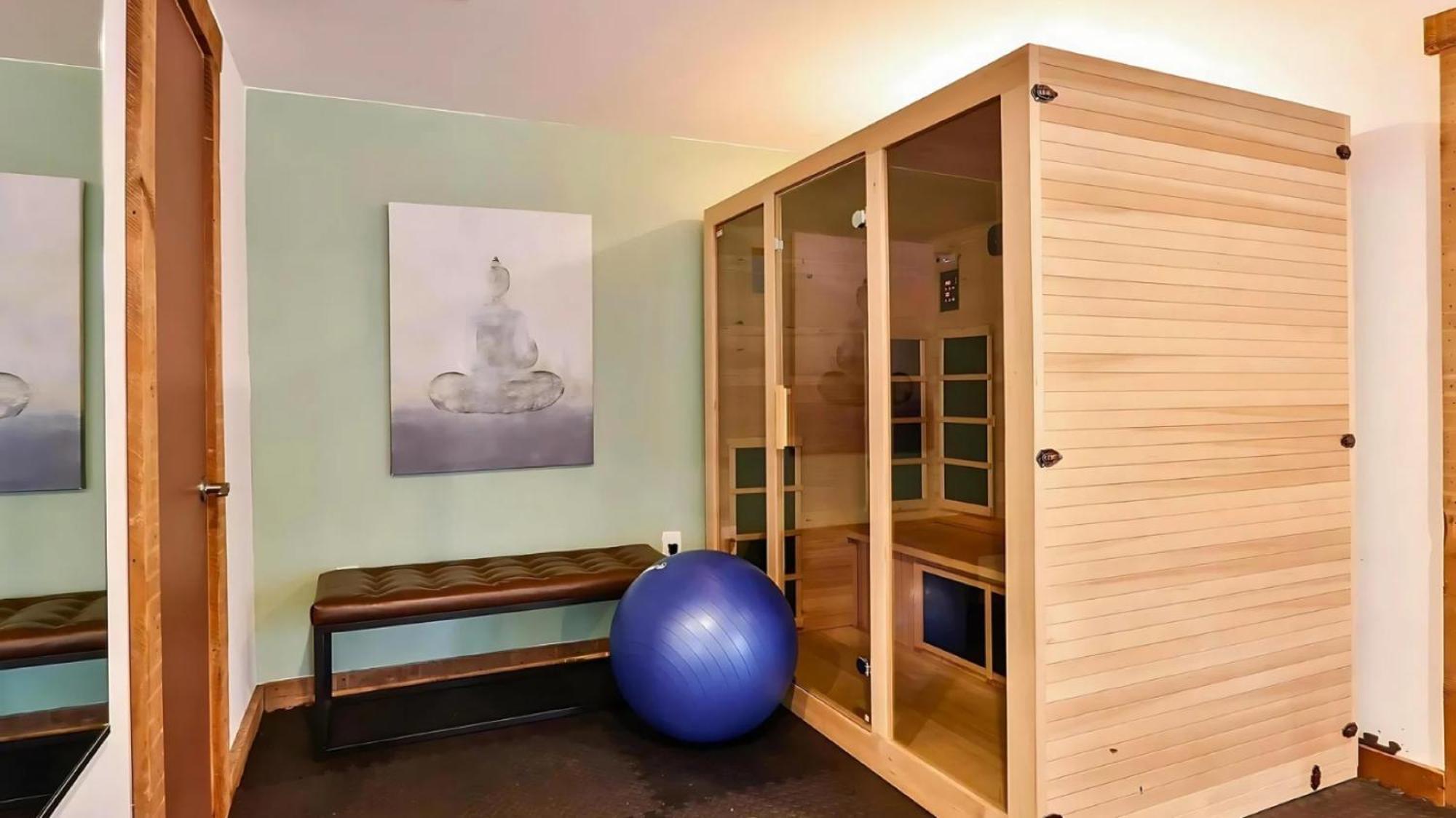 Treehousejacuzzi Sauna Pool Lake Ev Gymgame